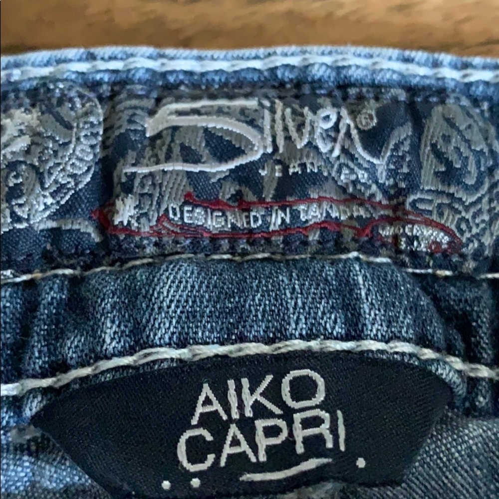 FIRM 🌺 Silver AIKO capris - Picture 2 of 4